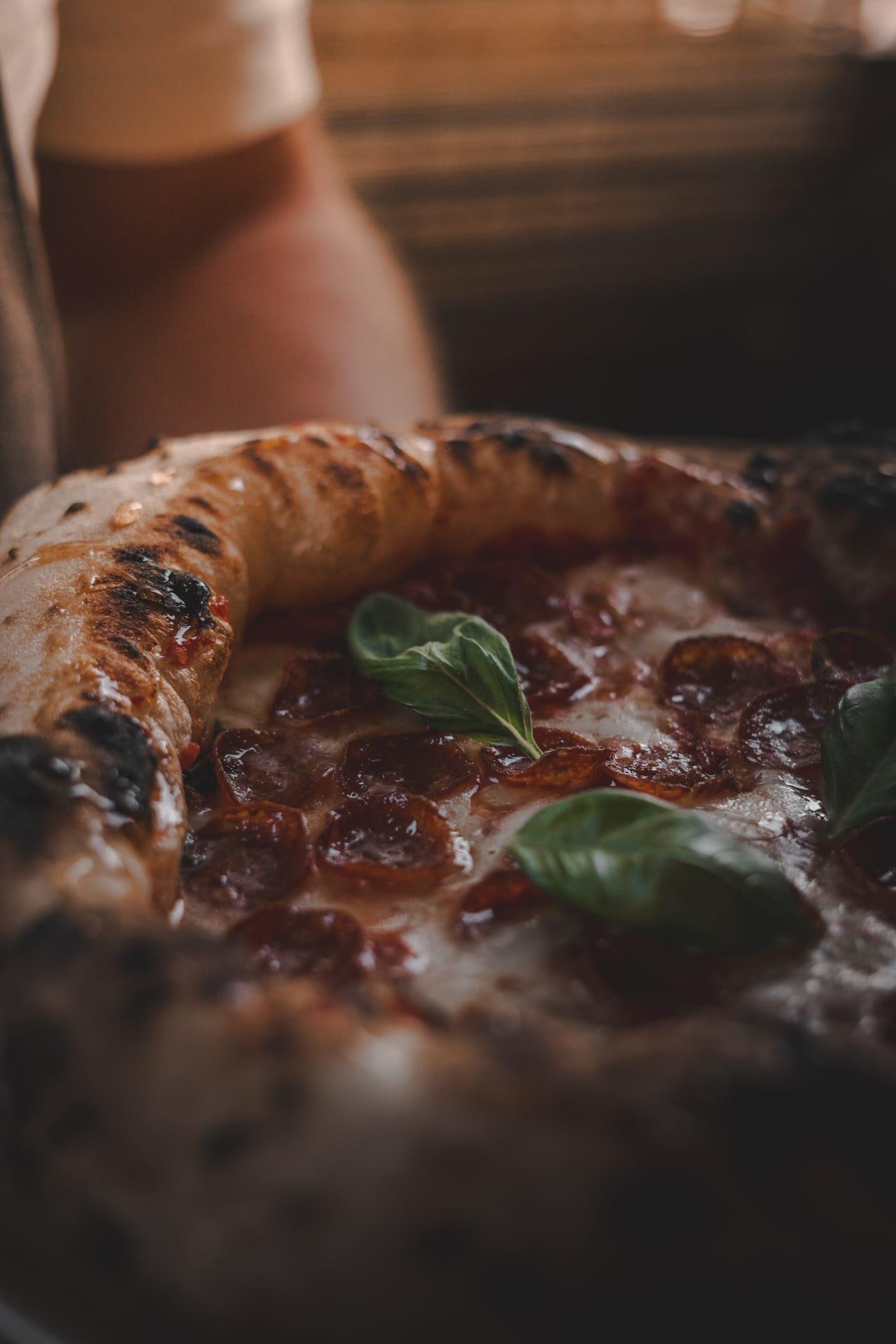 Nápolyi pizza bazsalikommal, közelről