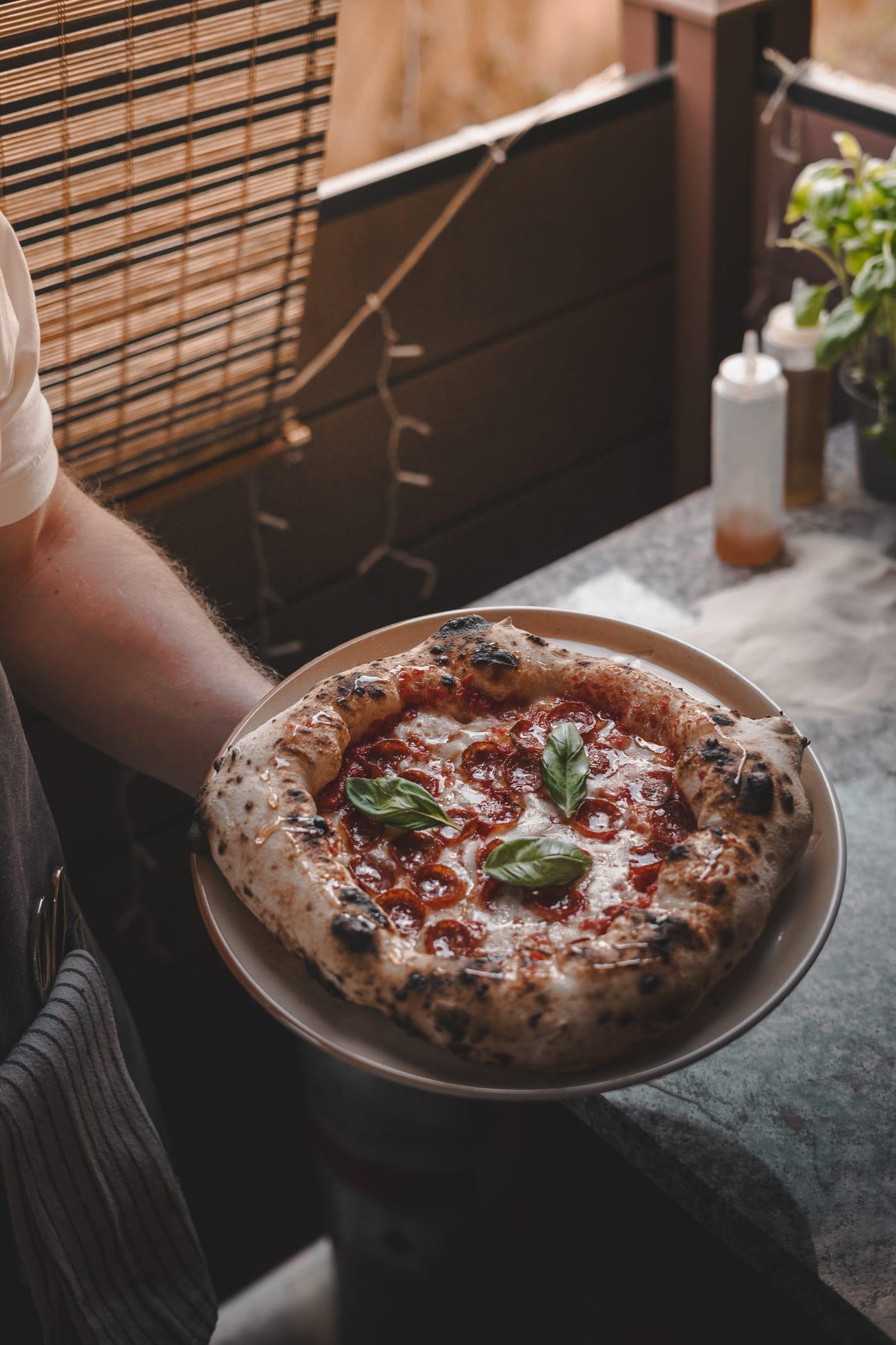 Tálalt nápolyi pizza