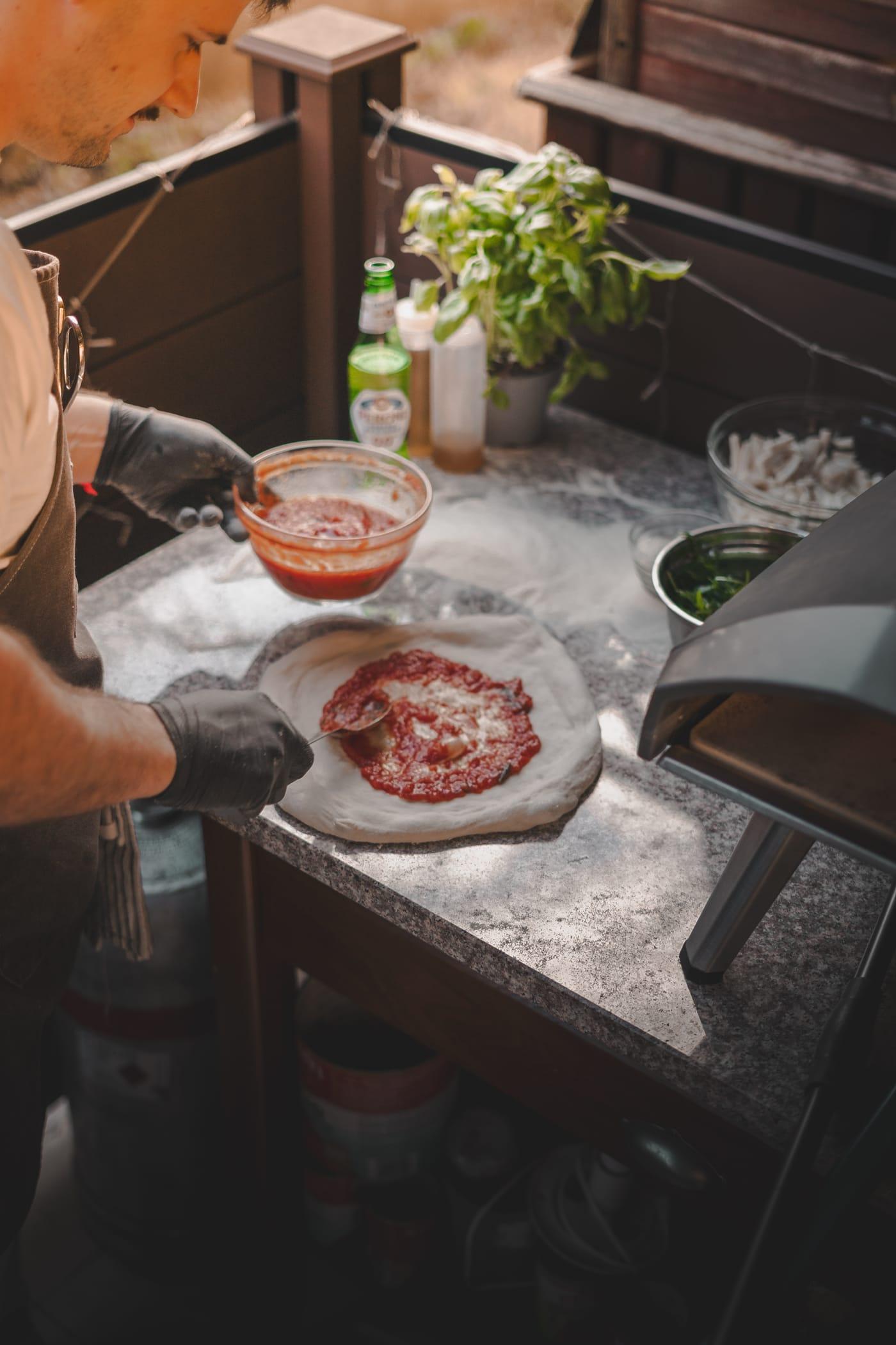 Előkészített alapanyagok a pizzához